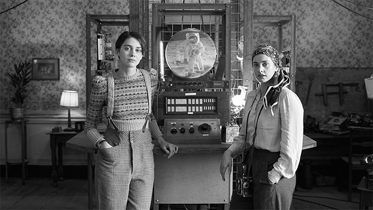 1940. Le sorelle Thom e Mars costruiscono una macchina, LOLA, che intercetta i programmi radio e TV dal futuro.